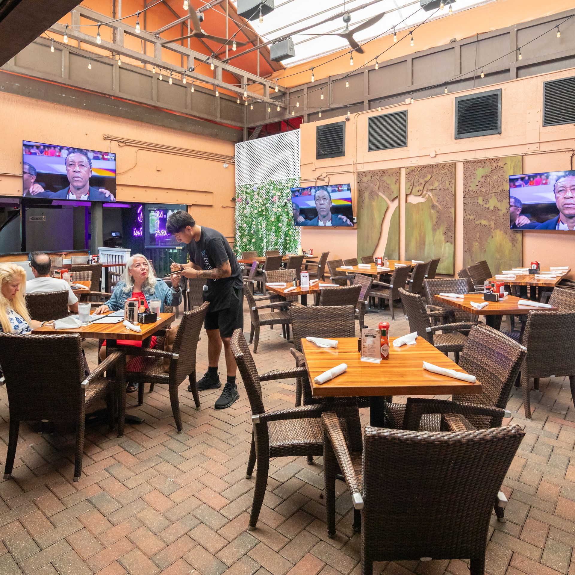 Relaxed Dining & Easy Reservations