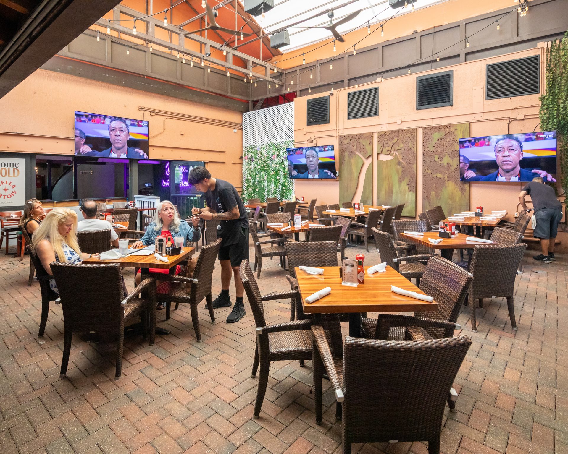 Relaxed Dining & Easy Reservations